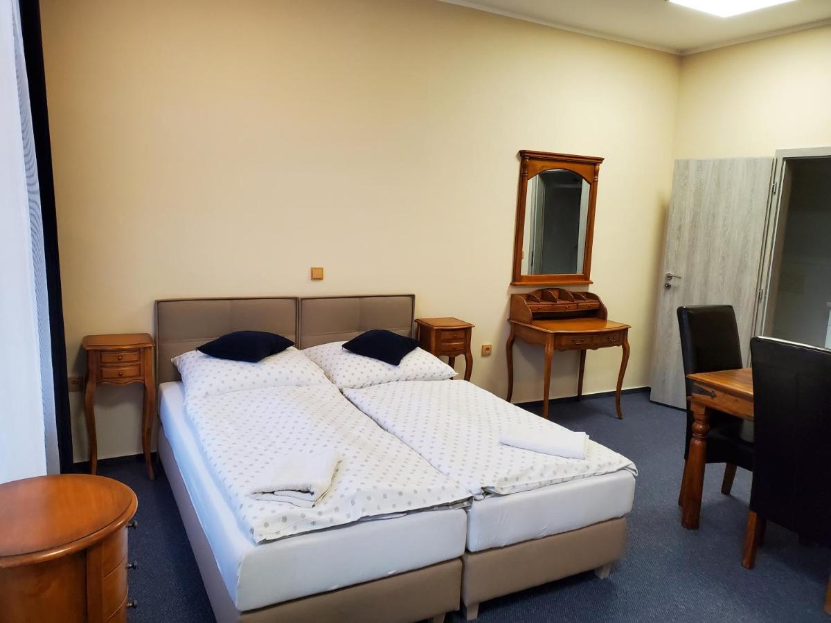 Hotel Koruna Penzion Teplice nad Metují エクステリア 写真