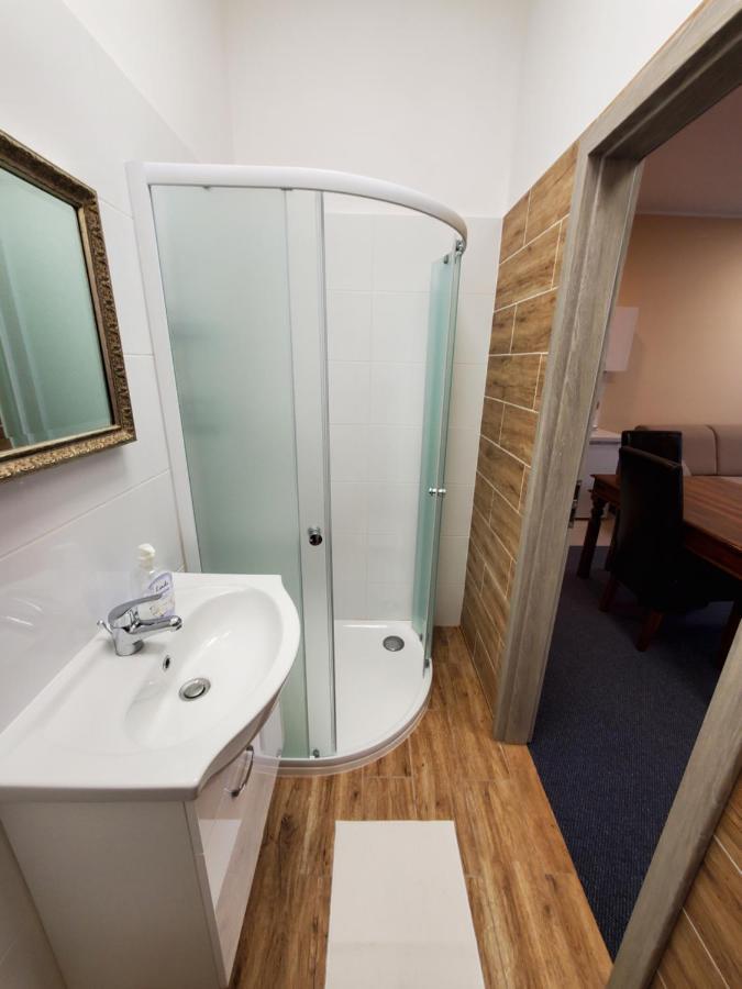 Hotel Koruna Penzion Teplice nad Metují エクステリア 写真
