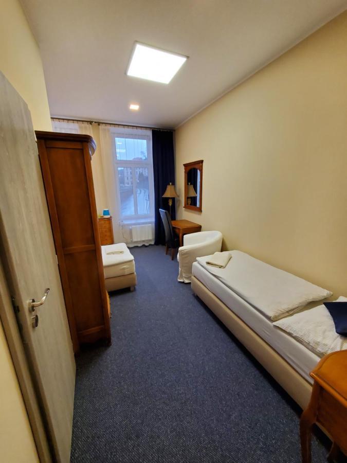 Hotel Koruna Penzion Teplice nad Metují エクステリア 写真